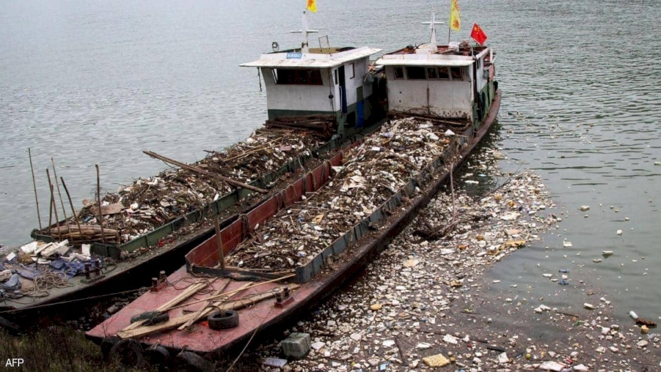 الصين تحظر كافة واردات القمامة بدءاً من العام القادم