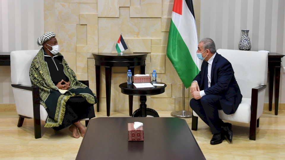 شاب جنوب افريقي يخدع الفلسطينيين ورئيس وزرائهم!