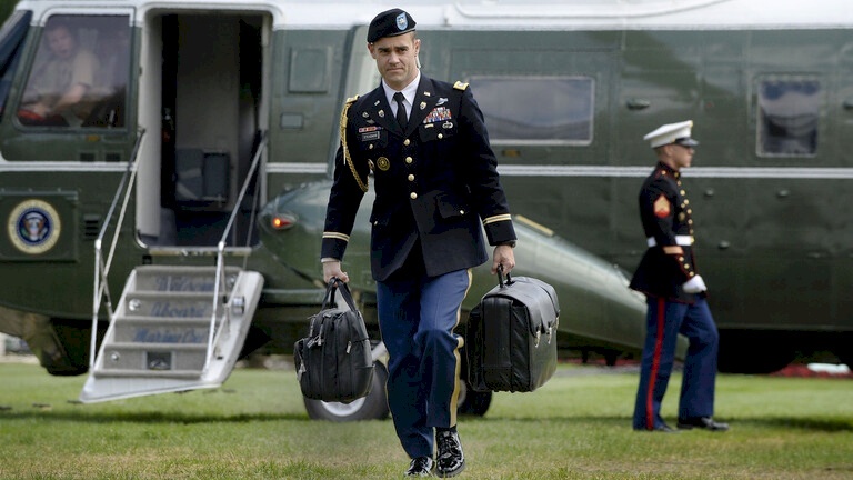 سري للغاية.. قصة الحقيبة التي لا تفارق الرئيس الأمريكي!