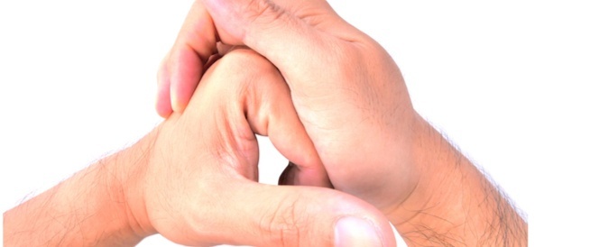 ماذا يحدث عند طقطقة الأصابع؟