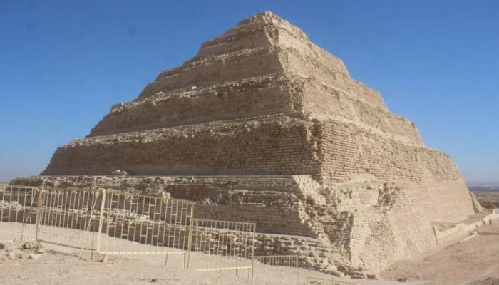شاهد- صور لفتاة أمام هرم زوسر تحدث ضجة على مواقع التواصل.. والأمن يتدخل