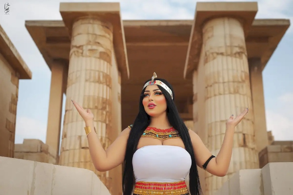 صور: عارضة أزياء مصرية تثير جدلاً واسعاً بصور لها عند الأهرام