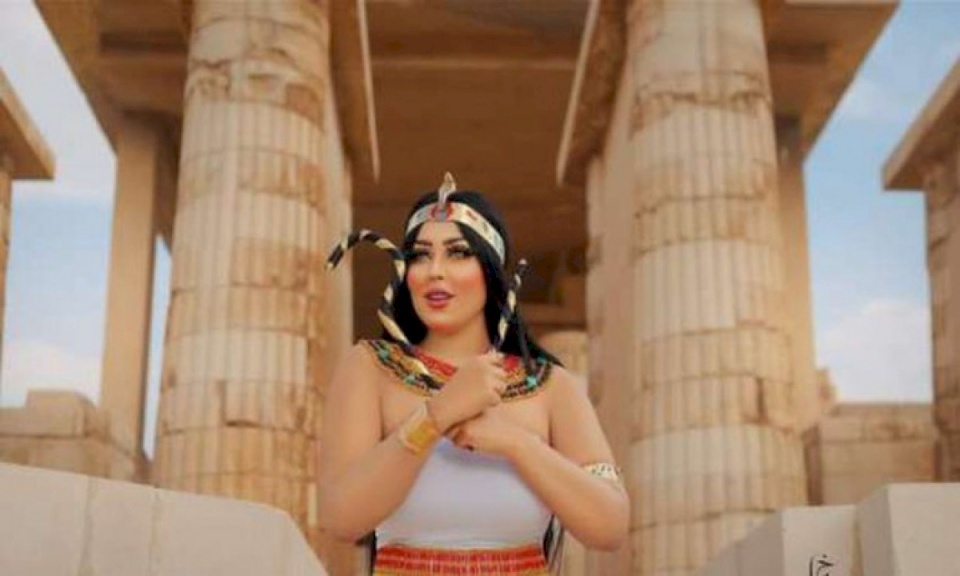 (شاهد) أول صورة لسلمى شيمي قبل دخولها بالعباءة السوداء للمنطقة الأثرية