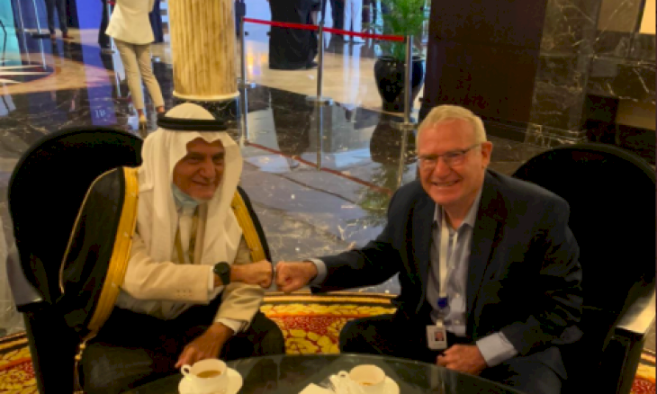 إسرائيلي ينشر صورة "محرجة" مع الأمير السعودي تركي الفيصل