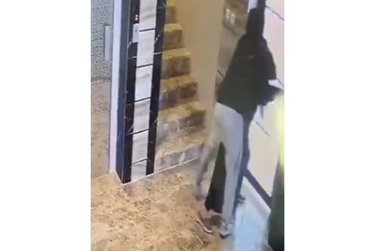 شاهد..فيديو يهز السعودية.. كاميرا مراقبة ترصد ما فعله رجل بامرأة منتقبة داخل المصعد