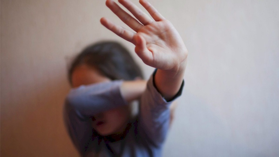 طفلة عمرها 12 عاما تضع توأما عقب تعرضها للاغتصاب