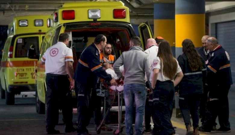 إصابة عامل فلسطيني طعنه إسرائيلي داخل أراضي الـ48