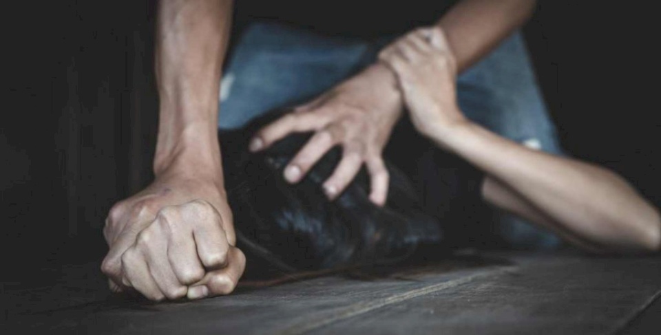 شاهد..مشهور سناب شات إماراتي معروف يوثق اغتصابه لفتاة برفقة أصدقائه 