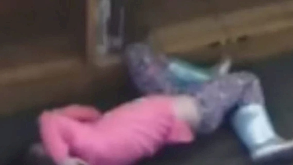فيديو صادم فضح فعلتها..  معلمة تعتدي "بوحشية" على طفلة وحكم يثير الغضب