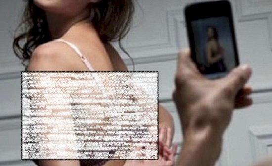 يعرض صورها على الزبائن.. هكذا تم الإيقاع بالمصري المروج لجسد زوجته!