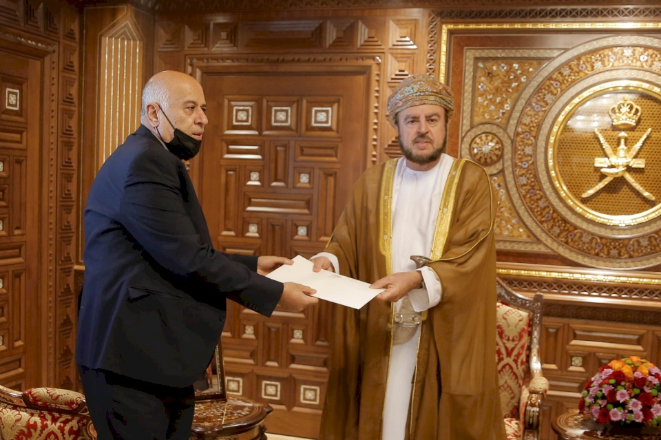 صور: الرجوب يُسلم رسالة خطية من الرئيس إلى سلطان عُمان