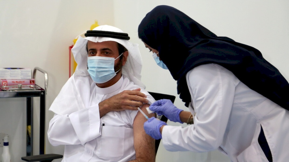 فيديو: السعودية تبدأ التطعيم ضد كورونا.. وزير الصحة أول من يتلقى اللقاح