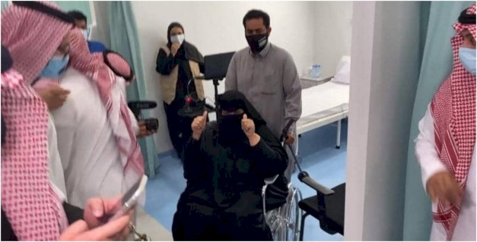 فيديو- ردة فعل أول سعودية تتلقى لقاح كورونا