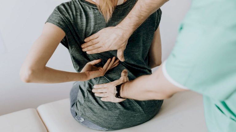 كيف يمكن أن تؤثر حالتك العاطفية على ألم الظهر؟