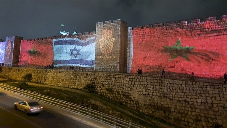 إسرائيل ترفع علم المغرب على أسوار القدس!