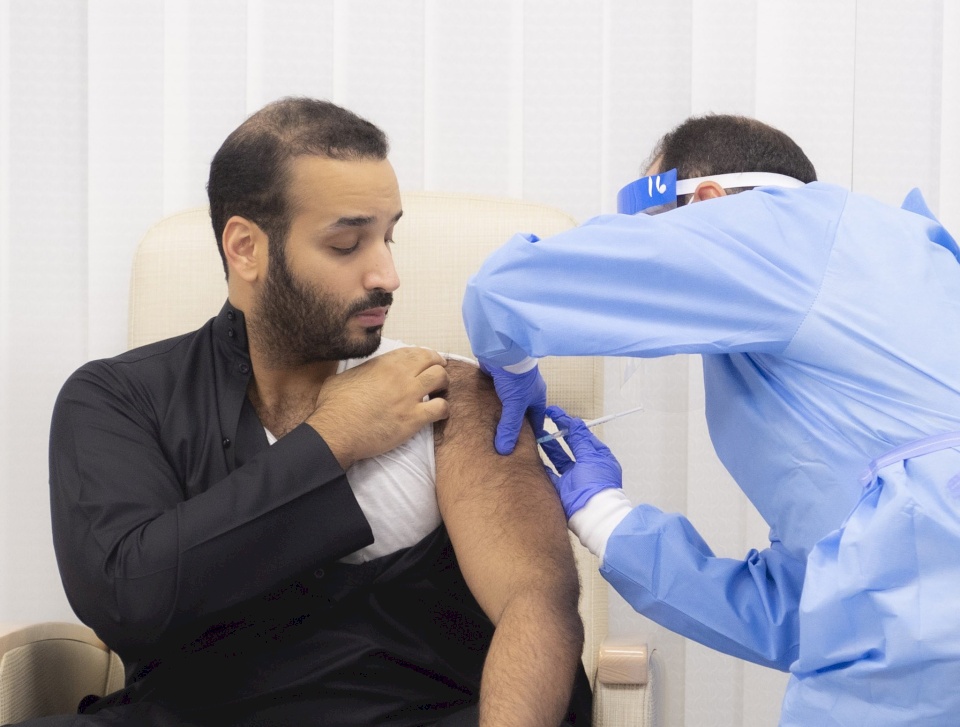 شاهد.. بن سلمان أول سعودي يتلقى لقاح كورونا