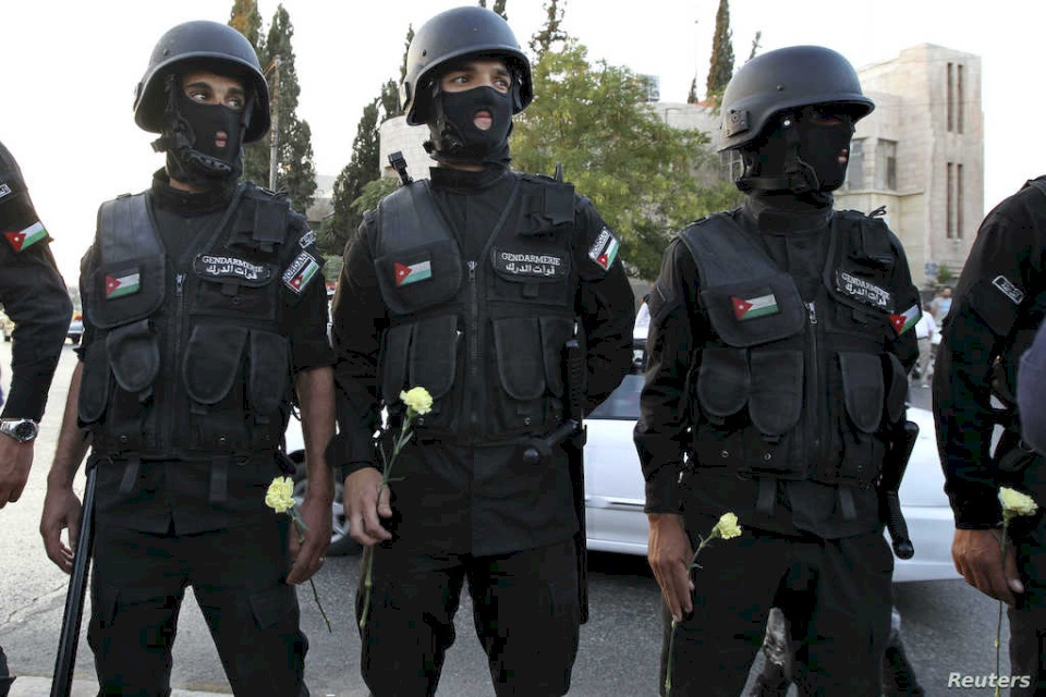 سجن صحفي أردني اتهم مسؤولين بتلقي لقاح كورونا سراً!