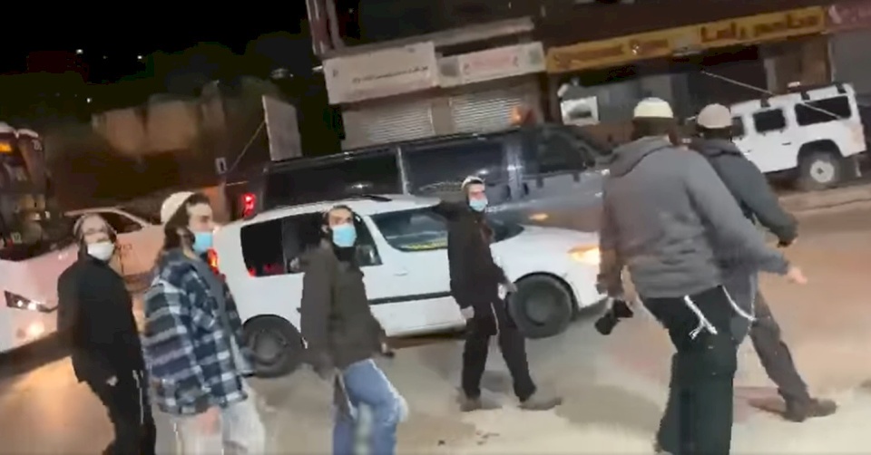 فيديو: اعتداءات للمستوطنين على مركبات ومنازل فلسطينية بالقدس وشمال رام الله