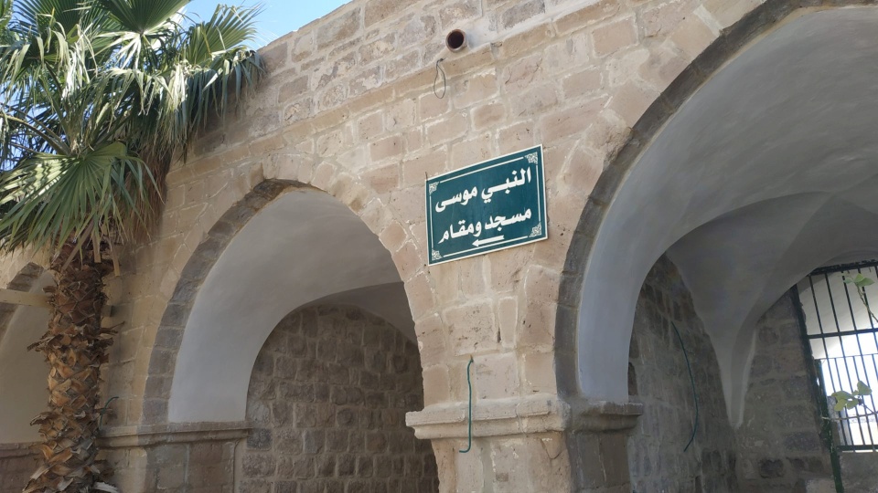 شبان غاضبون يفضون حفلاً صاخباً بمقام ومسجد النبي موسى.. السياحة: الأوقاف مسؤولة عن المكان