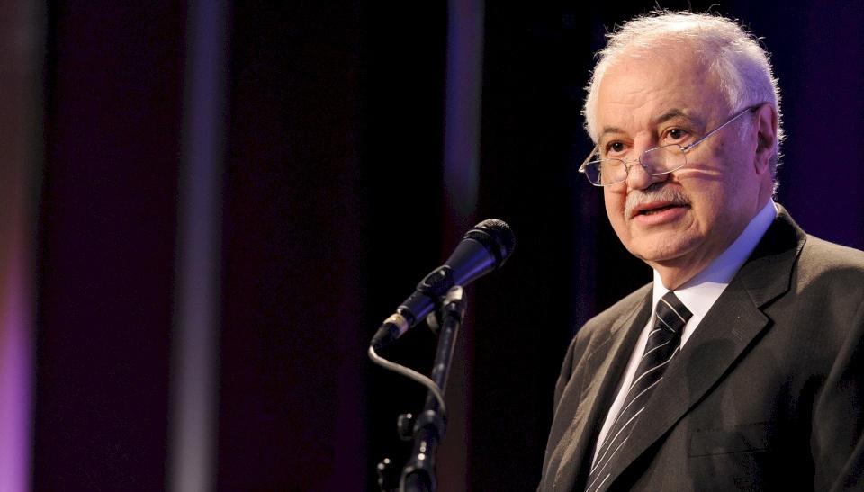 أبو غزالة يجدد تأكيده: لن يغادر ترامب البيت الأبيض