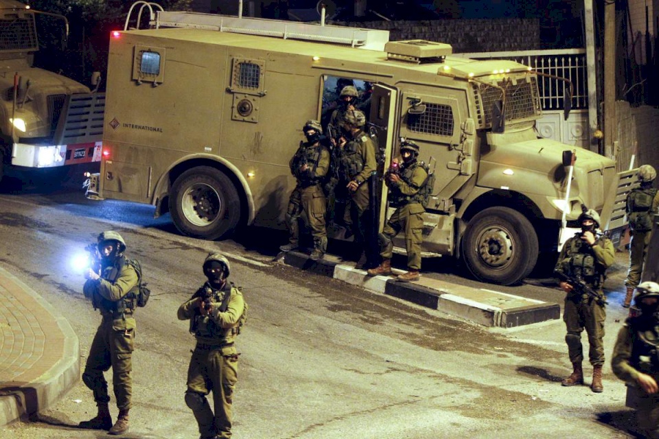 اعتقالات واشتباكات مسلحة ومواجهات مع الاحتلال في الضفة 