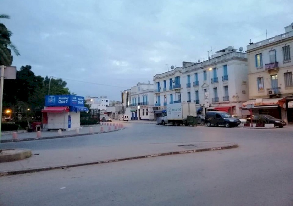فيديو.. مشاهد مؤثرة لأم طردها ابنها للشارع