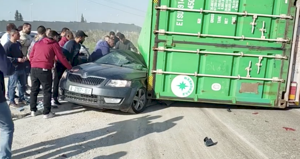 فيديو: وفاة مواطنة وإصابة 4 بانقلاب "كونتينر" على مركبة في طولكرم