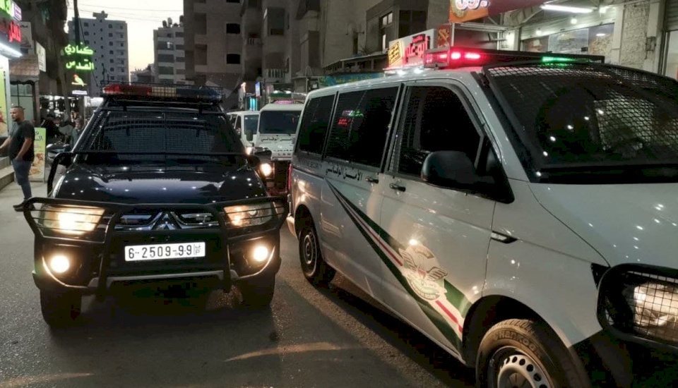 (فيديو) القبض على مشتبهين.. الشرطة تحقق بمقتل 3 مواطنين في كفر عقب