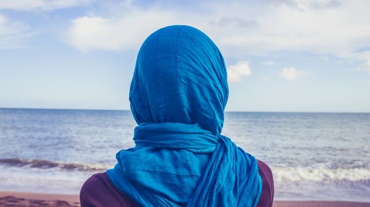 رد صادم من إعلامية مصرية لمتابعة لها طالبتها بلبس الحجاب!