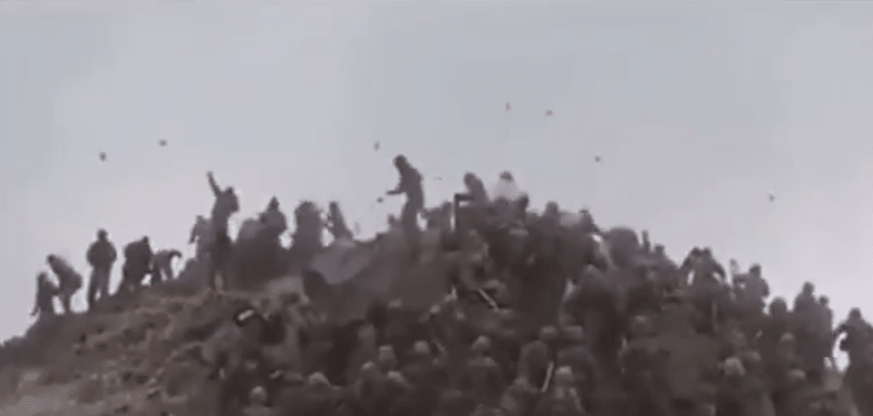 فيديو: عراك دامٍ بالأيدي والحجارة بين جيشين!