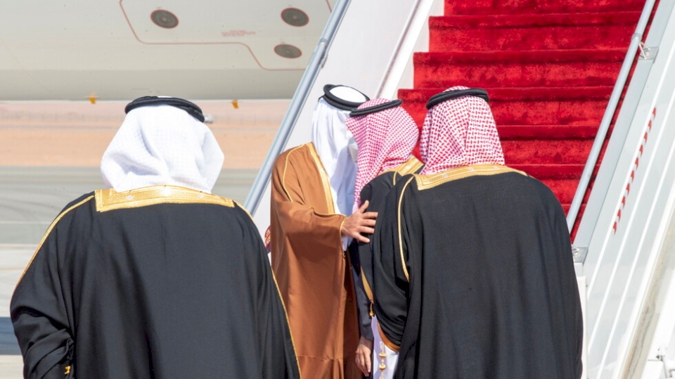 فيديو: "عناق حار" بين أمير قطر و محمد بن سلمان لدى وصوله السعودية