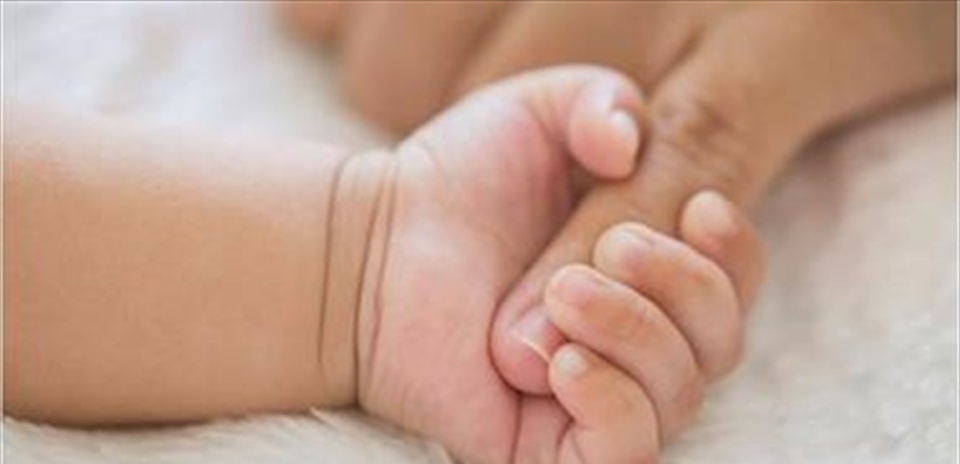 "بحجم راحة اليد".. نجاة أصغر طفل في العالم بعد ولادته بعمر أقل من 5 أشهر (صور)