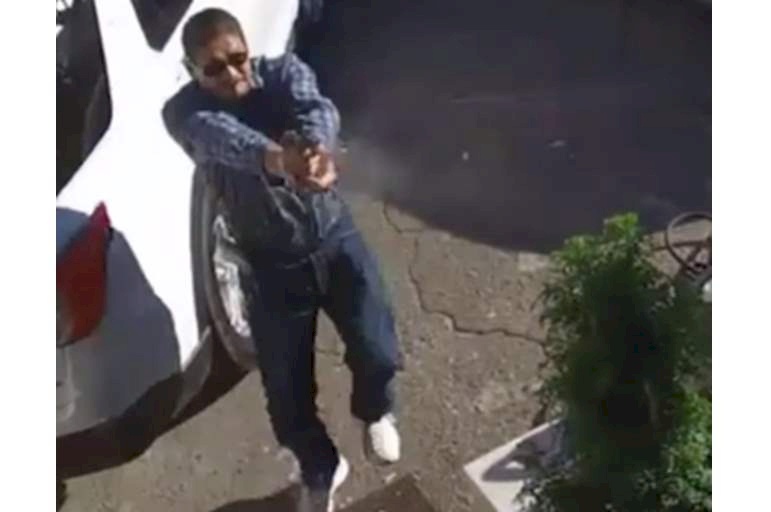 كاميرا مراقبة توثق لحظة قتل فتاة على يد صديقها أمام منزلها