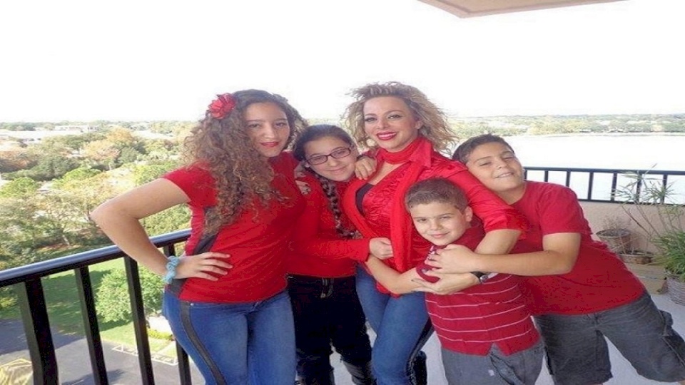 فيديو: انهيار سوزان نجم الدين من البكاء بعد رؤية أبنائها لأول مرة منذ 5 سنوات
