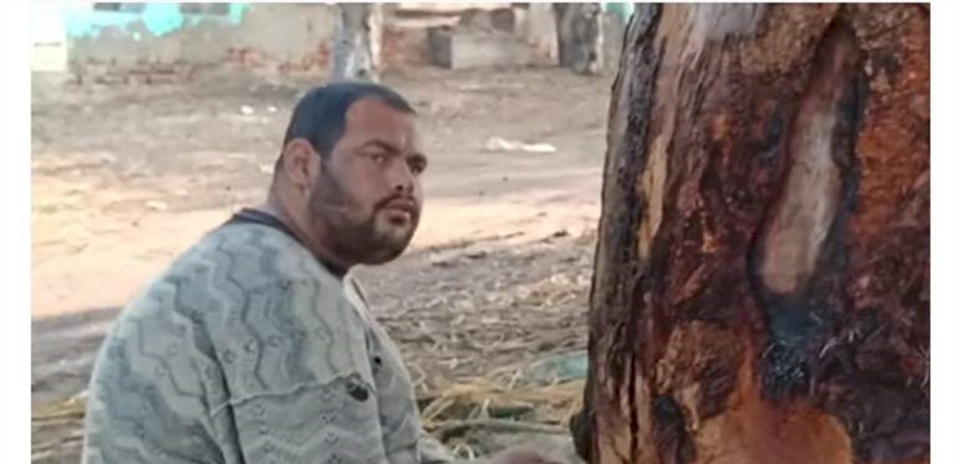 قصة غريبة اثارت جدلاً.. ربطت نجلها في شجرة منذ 15 عاماً (فيديو)