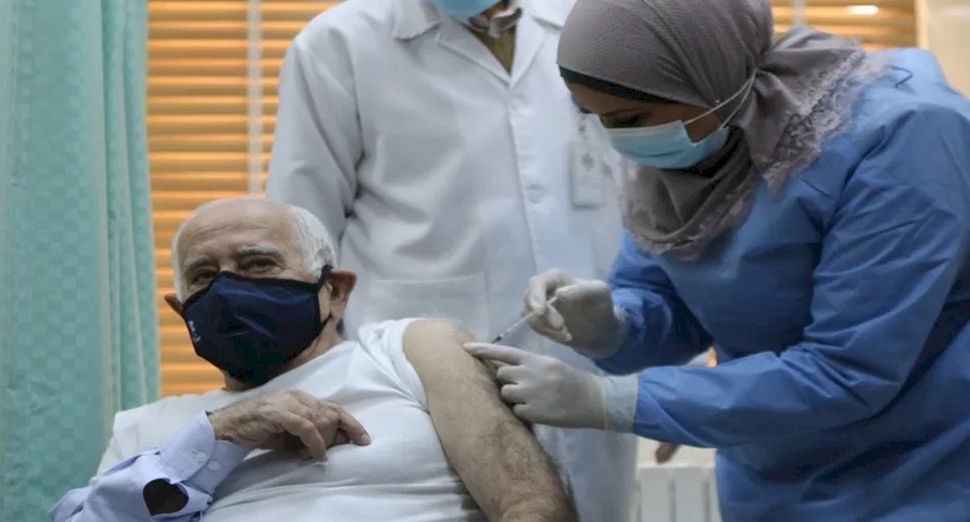 صور.. أول أردني يتلقى لقاح فيروس كورونا