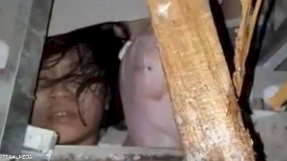 فيديو يفطر القلوب.. طفل حي تحت الأنقاض بعد زلزال مدمر