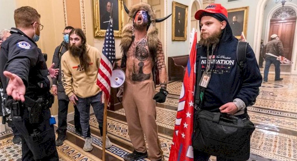 رسالة مكتوبة تكشف ما خطط له "ذو القرنين" في الكونغرس!