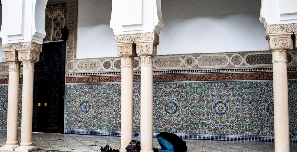 فرنسا تغلق مجدداً 9 مساجد وتضع عشرات دور العبادة تحت المراقبة
