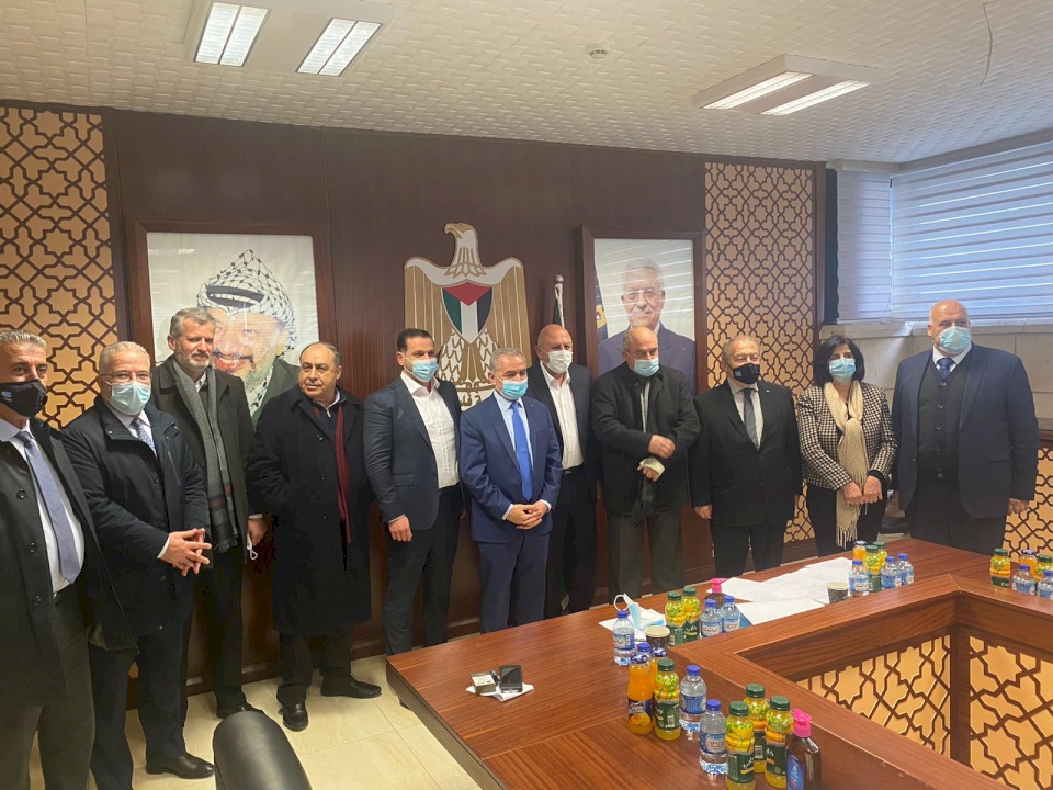 "رجال الأعمال" يطالب اشتية بوقف الإغلاق وفتح الأسواق