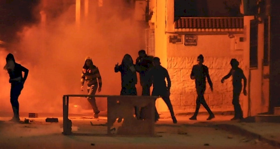 احتجاجات عنيفة تجتاح مدنا تونسية بسبب الأوضاع الاقتصادية
