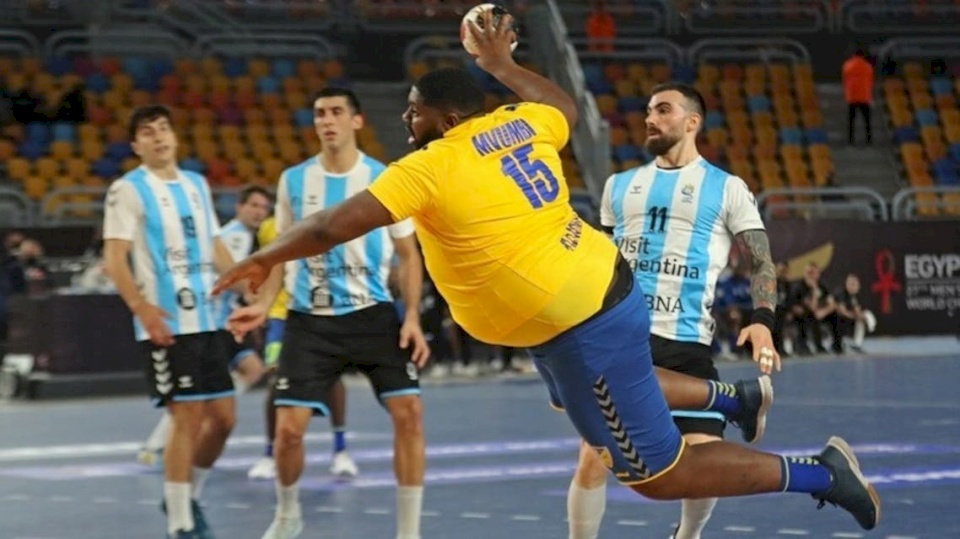 شاهد.. اللاعب البدين يبهر مواقع التواصل برشاقته وأهدافه الأربعة