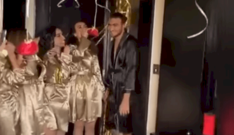 غضب على سوشيال ميديا.. حفل زفاف داخل غرفة النوم والمعازيم بالروب الستان! (فيديو)