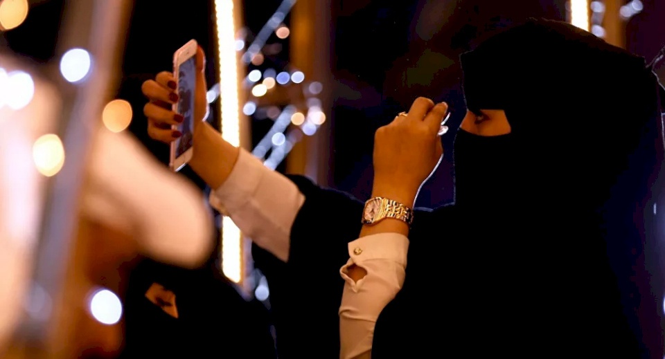 سعودي يطلب اقتراض مبلغ من زوجته للزواج عليها!