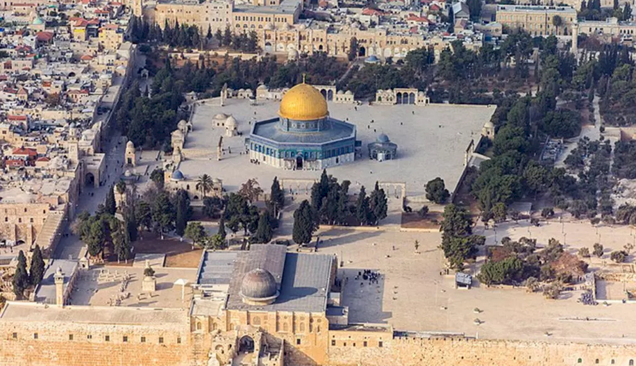 السفير الفلسطيني في طهران: سنصلي بالأقصى برفقة الإمام الخامنئي