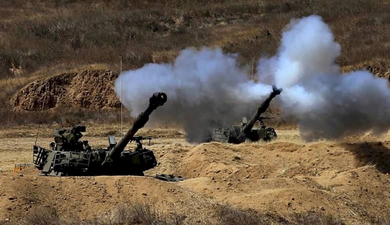 اصابة مواطن واضرار بعدة منازل في قصف مدفعي على قطاع غزة