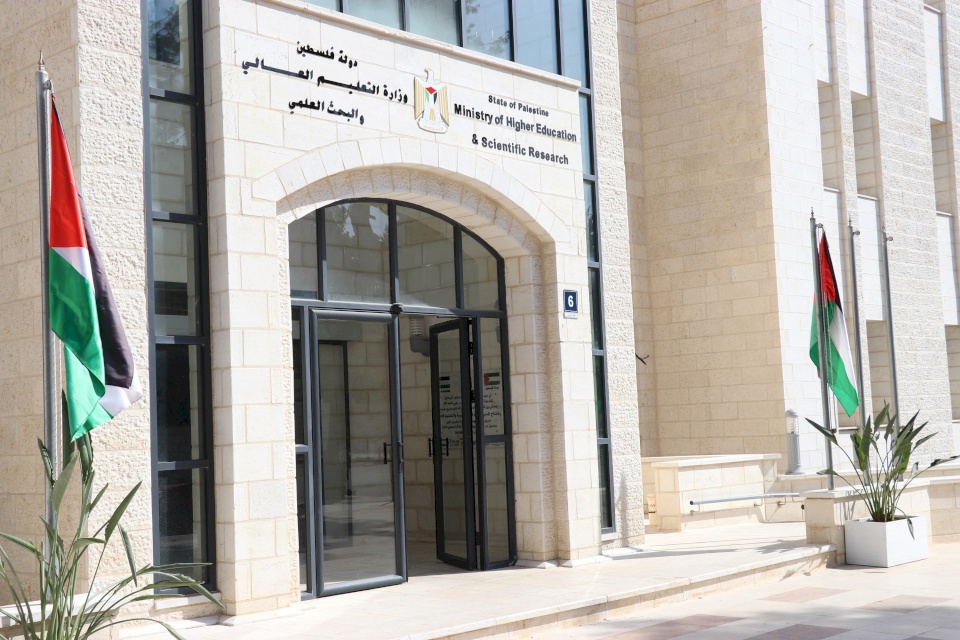 "التعليم العالي" تعلن عن توفر منح دراسية في عدة دول