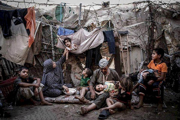 صور فقراء يتلقون مساعدات تثير جدلا في المغرب