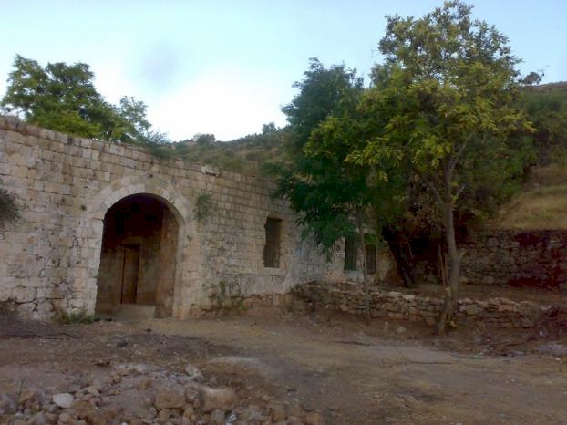 الاحتلال يحطم "خان اللبن" جنوب نابلس