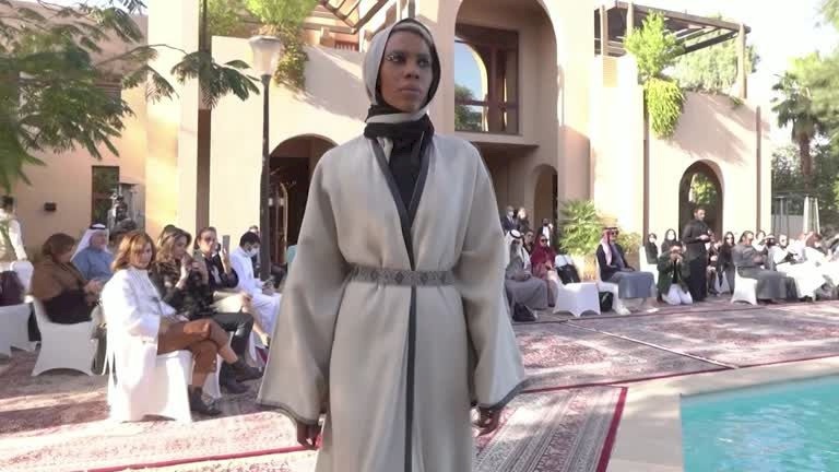 فيديو: عارضات أزياء سعوديات حول حوض للسباحة